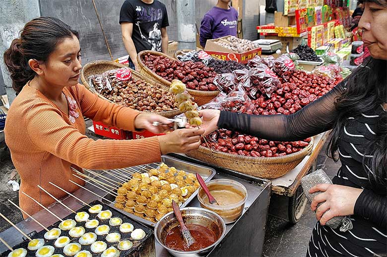 жареные перепелиные яйца. уличная торговля в Юго-Восточной Азии
